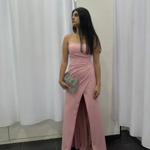 Abito con scollo dritto